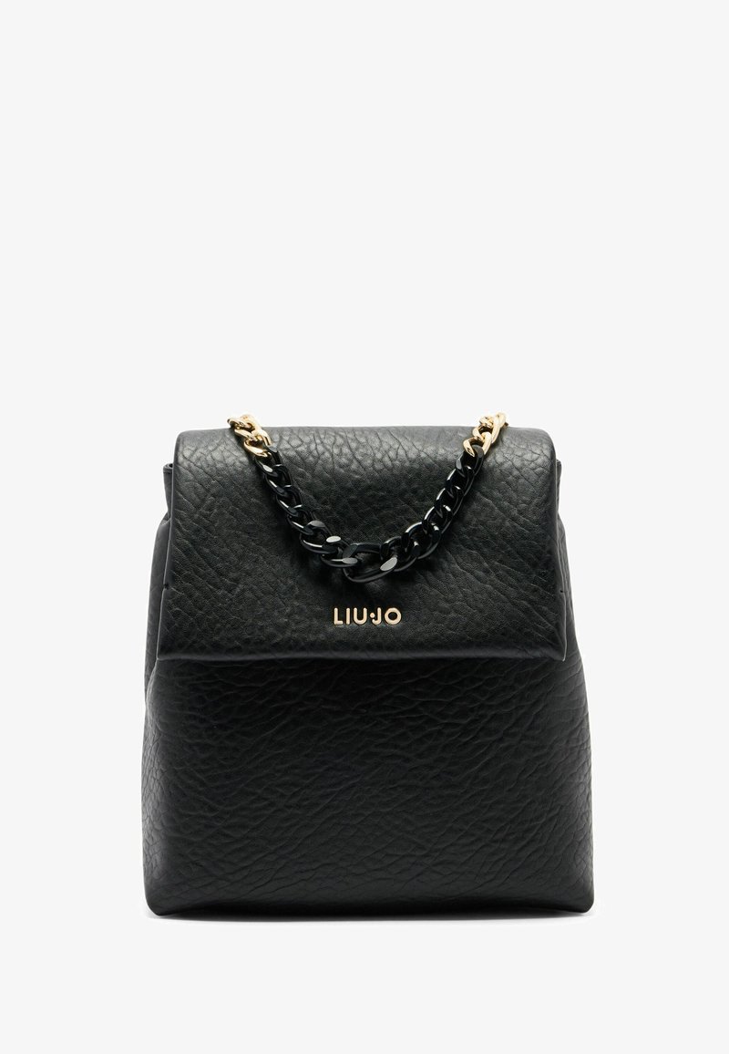 Must must tooriga must be pu sisustuse saapaskot ja kullakujuline riistvaraga, eristuv musta kettiga rehm. Eristab volditud klappi ja brändi logo.