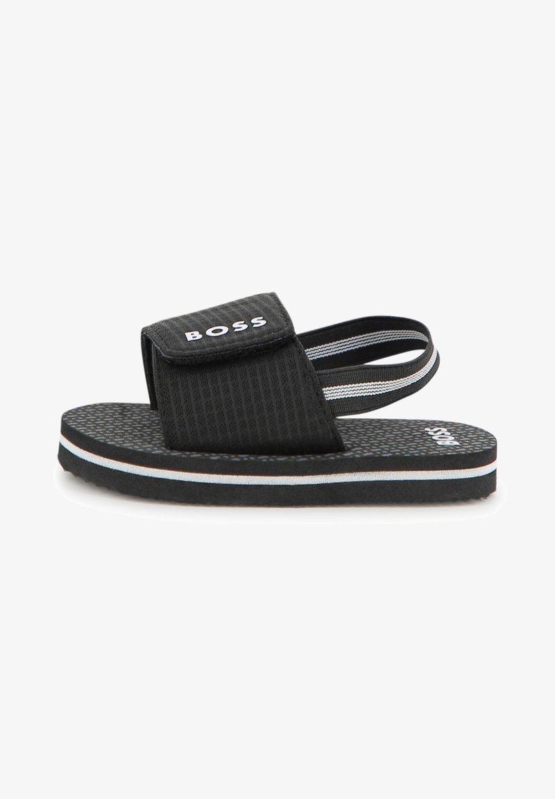 Μαύρο σανδάλι με υφασμάτινο επάνω μέρος με υφή, ρυθμιζόμενο λουράκι και αναπαυτική σόλα. Διακοσμημένο με λευκές και γαλάζιες οριζόντιες ρίγες.