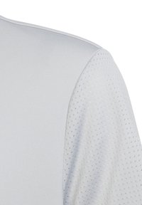 Lichtgrijs sportshirt met een gladde stof op het lichaam en gemêleerde mesh-accenten op de mouwen, ontworpen voor ademend vermogen.