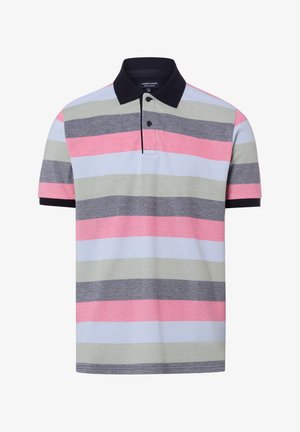 Polo homme à manches courtes avec des rayures horizontales en rose, gris clair, gris foncé et blanc, avec un col noir et une patte de boutonnage.