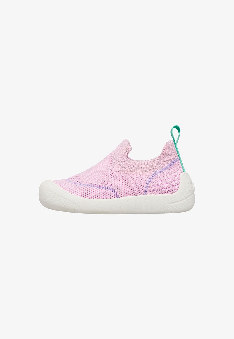 Sneaker slip-on en maille rose clair avec semelle en caoutchouc blanche et languette de tirage bleu sarcelle au talon, conçu pour une tenue décontractée.
