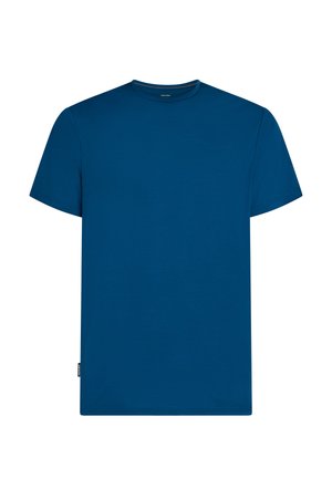 T-shirt blu a maniche corte con scollo a girocollo e piccolo etichetta nera del marchio sulla cucitura laterale sinistra su sfondo bianco.