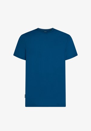 T-shirt blu a maniche corte con scollo a girocollo e piccolo etichetta nera del marchio sulla cucitura laterale sinistra su sfondo bianco.