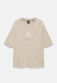 Beiges Oversized-T-Shirt mit einem schwachen Porträt und dem Text „Johannes Vermeer“ auf der Vorderseite in der Mitte bedruckt.