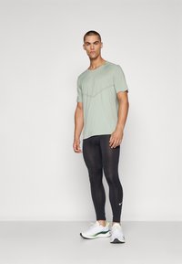 Nike Performance RISE - Camiseta deportiva - jade horizon/reflective silver