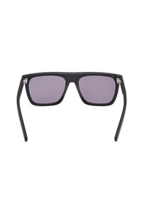 Černé obdélníkové sluneční brýle se šedými zabarvenými skly a elegantními plastovými rámy. Ramena jsou mírně zakřivená s matným povrchem.