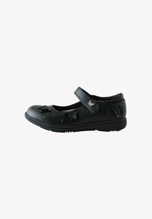 Pantof negru Mary Jane cu baretă velcro și decorațiuni cu fluturi pe partea superioară și pe baretă, talpă plată și vârf rotunjit.