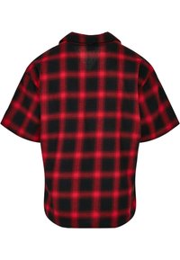 Kortsleeve skjorte i rød og svart rutete mønster, med avslappet passform, kragehals og glatt, vevd tekstur.
