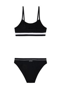 Zwart bikini-set met een geribbelde textuur; de top heeft dunne bandjes en een witte horizontale streep. De onderkant heeft een soortgelijke streep en een logodetail.