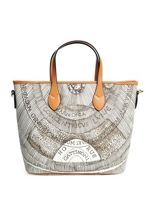 Tote taske med et trykt design i sort og hvidt, der viser cirkulære mønstre og tekst; lysebrune læderhåndtag og trim. Flad bund for stabilitet.
