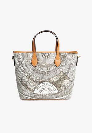 Tote taske med et trykt design i sort og hvidt, der viser cirkulære mønstre og tekst; lysebrune læderhåndtag og trim. Flad bund for stabilitet.