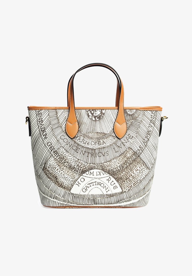 Tote taske med et trykt design i sort og hvidt, der viser cirkulære mønstre og tekst; lysebrune læderhåndtag og trim. Flad bund for stabilitet.