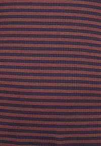 Ribbebet stof med vandrette striber i mørkeblå, brun og fuchsia. Glat tekstur med et ensartet mønster overfladen.