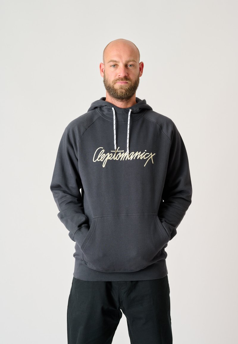 Sudadera gris oscuro con un bolsillo frontal, cordones blancos y un gran logo de script de color claro en el pecho. Material de algodón suave.