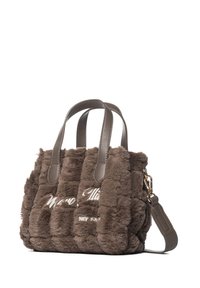 Borsa in pelliccia marrone con superficie trapuntata, manici corti in pelle e tracolla rimovibile. Presenta il logo "Marc Ellis" ricamato in bianco.