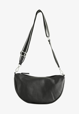 Crna kožna torbica preko ramena s zakrivljenim oblikom. Ima odvojivi prugasti remen i srebrni zatvarač s patentnim zatvaračem. Glatka tekstura.