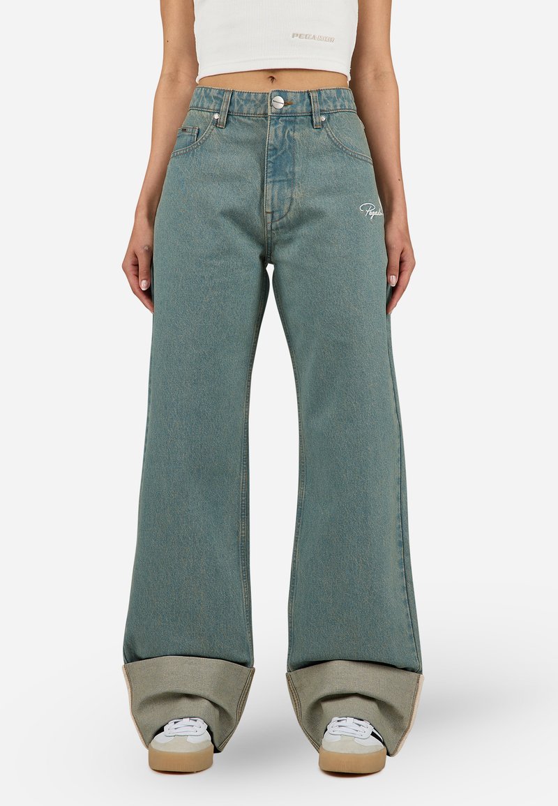 Ljusblå vida jeans med hög midja, med en urtvättad textur, framfickor och broderad logodetalj vid höften.