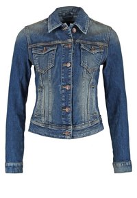 Veste en jean bleu avec fermeture par boutons, deux poches poitrine à rabats, manches longues et col classique, présentée sur fond blanc.