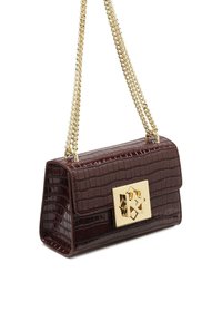 Borsa in pelle finta coccodrillo color bordeaux con una chiusura geometrica dorata e una tracolla a doppia catena. Forma rettangolare con una texture lucida.