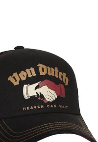 Casquette de baseball noire avec une visière courbée. Présente un graphisme de mains jointes en rouge et blanc, un texte de logo au-dessus, et des accents dorés.