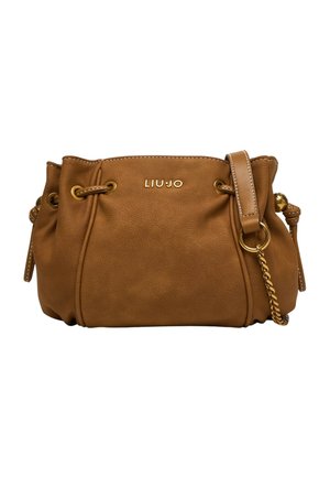 Borsa Liu Jo in pelle marrone con lati a coulisse, dettaglio catena dorata e tracolla regolabile su sfondo bianco.