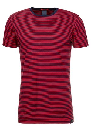 Camiseta de manga corta con rayas horizontales en rojo y azul marino, cuello redondo y pequeña etiqueta negra en el dobladillo inferior.