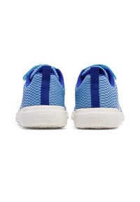 Blå mesh-sneakers med ett mönstrat mönster, vit gummisula och en bakre dragflik. Har kontrasterande blå detaljer längs baksidan.