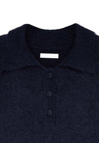 Niebieski sweter z kapturem, z trzema guzikami z przodu oraz miękkim, teksturowanym materiałem. Metka głosi "NA-KD."