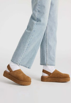 MELLOW - Zuecos - cognac suede