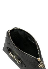 Černá kožená taška s texturovaným povrchem, zlatým zipem, kovovými doplňky a prostorným interiérem s kapsou.