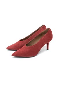 Par rde žaluzijske čeveljce z ostrim prstnim delom in nizkimi tankimi petami, postavljeni pod kotom drug ob drugem na belem ozadju.