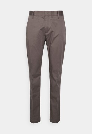 Pantalons en coton gris à coupe slim, devant plat, passants de ceinture et détails de couture à l'ourlet. Texture lisse sans motifs visibles.