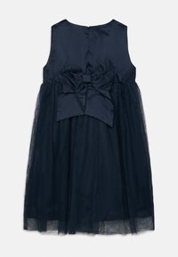 Robe bleu marine avec un corsage en satin et une jupe en tulle, ornée d'un grand nœud à l'arrière et d'un col rond haut.