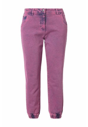 Pantalones jogger de mezclilla rosa con puños elásticos, bolsillos frontales, cierre de botón y un patrón desvaído. La tela tiene una textura suave.