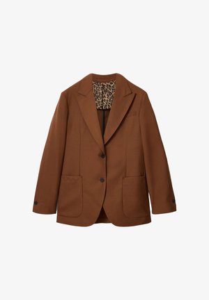 Bruine tweeknopsblazer met inkeping in de revers, opgestikte zakken en een binnenkant met luipaardprint, plat liggend op een witte achtergrond.