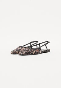 Scarpe slingback con stampa leopardata, punta affusolata, tomaia in tessuto e sottili cinturini neri. Suola piatta con dettagli hardware minimi.