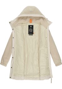 Beige outerwear jaka ar pūkainu iekšējo oderi, kapuci un oranžu akcentu. Priekšējais snap slēdzis ar sānu kabatām. Gluda tekstūra.