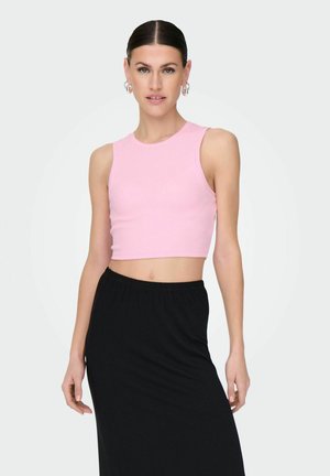 Top corto rosa a coste con scollo rotondo e design senza maniche, abbinato a una gonna a vita alta con elastico nero. Texture liscia, silhouette aderente.