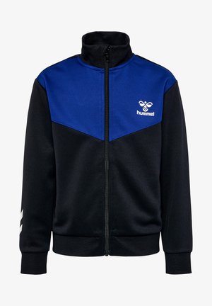 Schwarze und blaue Kapuzenjacke aus glattem Material, mit hohem Kragen, Hummel-Logo und weißen Chevron-Streifen an den Ärmeln.