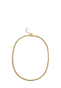 Collar de cadena en tono dorado con diseño retorcido, longitud ajustable, con un cierre circular con un emblema en relieve.