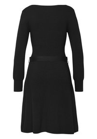 Schwarzes, geripptes Strickkleid mit langen Ärmeln, einem eng anliegenden Oberteil, einem ausgestellten Rock und einem kontrastierenden Gürtel auf Taillenhöhe.