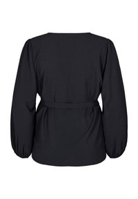 Top nero a maniche lunghe con scollatura a barchetta, maniche a palloncino elasticizzate, cintura con fiocco in vita e tessuto texturizzato.