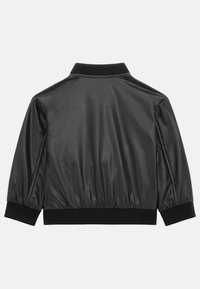 Giacca bomber in ecopelle nera con colletto e polsini a coste. Presenta una texture liscia e una vita elastica, progettata per una vestibilità confortevole.