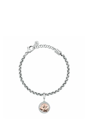 Braccialetto a catena in argento con un ciondolo rotondo con un motivo a rilievo di rosa in tono oro rosa.