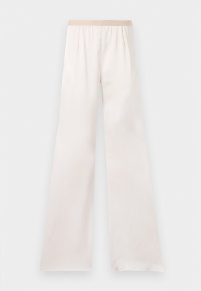 Φαρδιά, κρεμ παντελόνια με ψηλή μέση και ελαστική μπεζ μέση, εμφανίζονται σε απλό ανοιχτό φόντο.