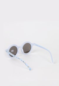 Lunettes de soleil rondes bleu clair avec des verres sombres. Bras accentués avec un motif coloré. Matériau plastique lisse, design arrondi.