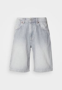 Απαλά μπλε τζιν σορτσάκια με ξεθωριασμένο φινίρισμα, που διαθέτουν μπροστινές τσέπες, φερμουάρ και τριμμένο στρίφωμα.