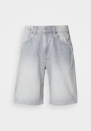 Shorts en denim bleu clair avec une finition délavée, dotés de poches frontales, d'une fermeture éclair et d'un ourlet effiloché.