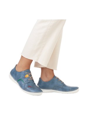 Blauwe leren schoenen met een gladde textuur, voorzien van lichtbruine veters, contrasterende stiksels en kleurrijke accenten. Witte rubberen zool.