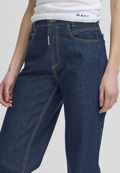 Temno modri jeans z kontrastnim oranžnim šivom, z visokim pasom, sprednjimi žepi in ravnim krojem.